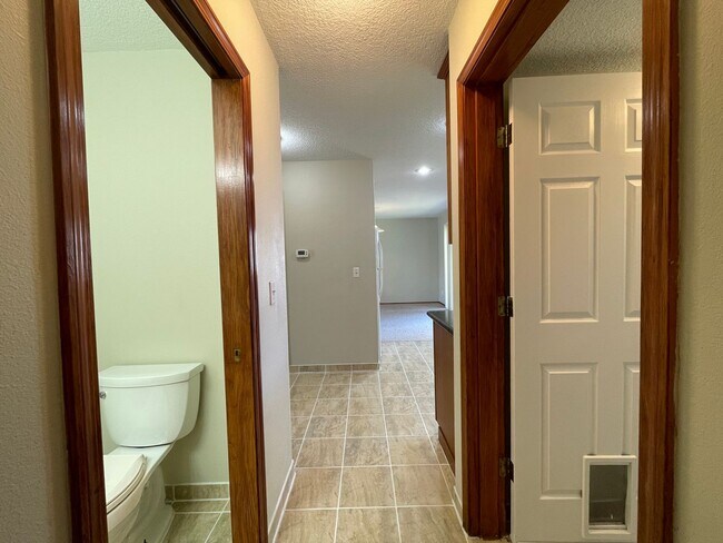 Building Photo - Bright 3 Bedroom 2.5 Bathroom House ~ Wash...