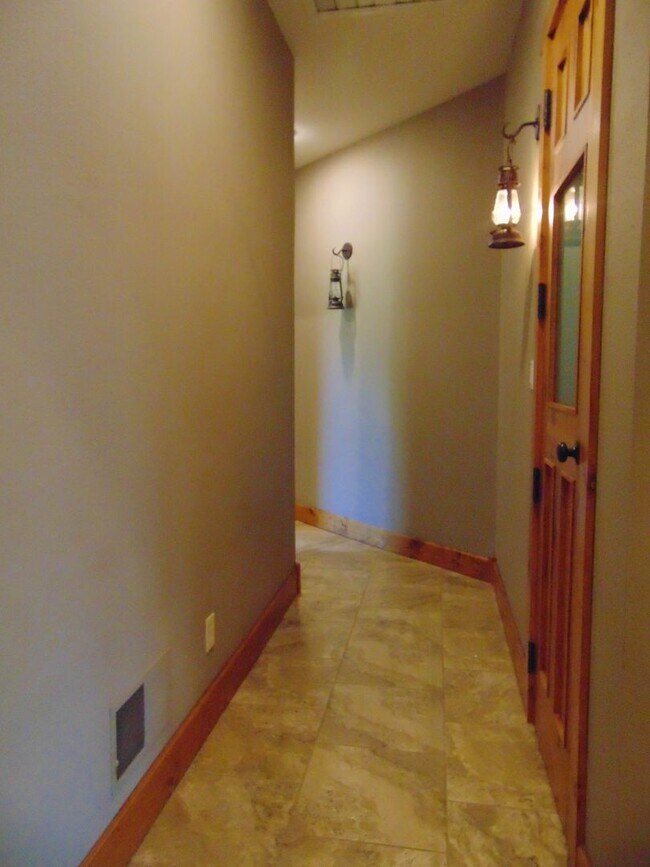 Building Photo - Majestic 3 Bed Mid MO Ranch!