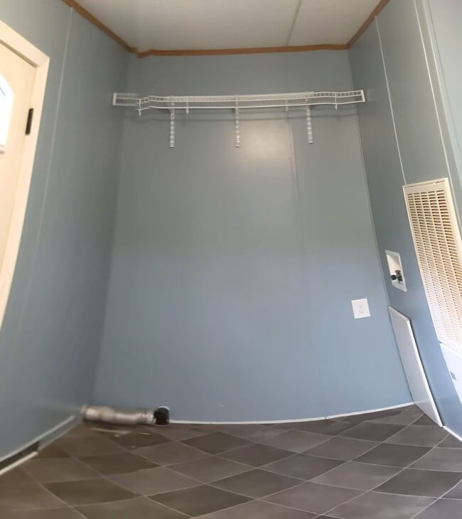 Building Photo - Great 3 Bedroom 2 Bath Home in quiet resid...