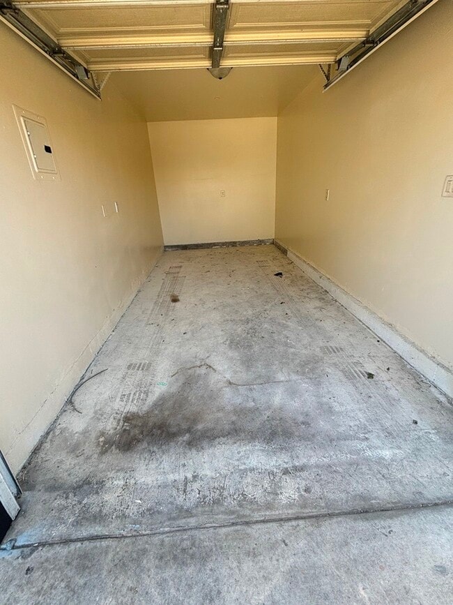 Building Photo - 204 W 78th St