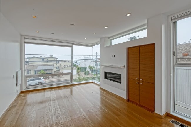 Building Photo - 4BR3.5BA + OFFICE! NEWER CONSTRUCTION, MOD...