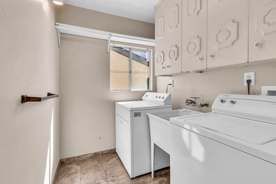Downstairs/Hallway Laundry Room - 3210 Geronimo Ave