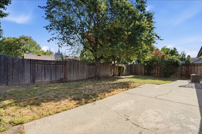 Building Photo - 604 Hovey Way