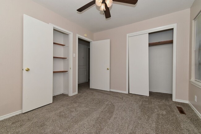 Building Photo - 1304 Skyline Dr