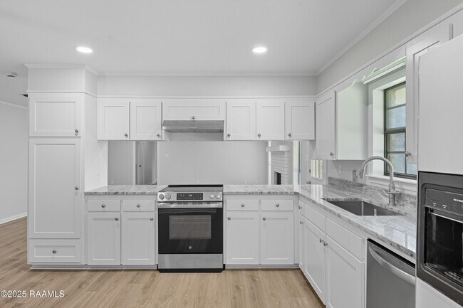 Building Photo - 119 Canada Dr