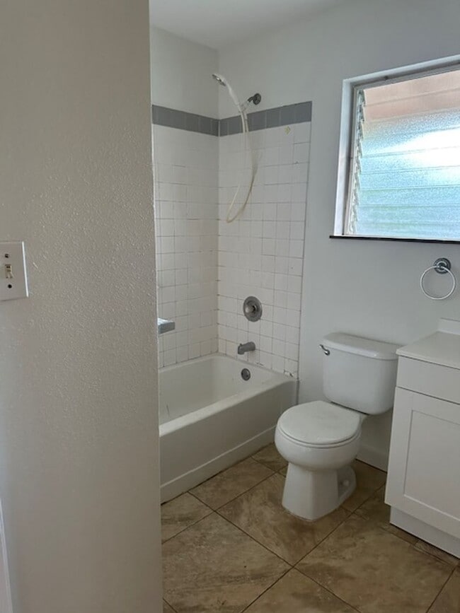 Building Photo - a 2bd/1ba Iao Parkside unit
