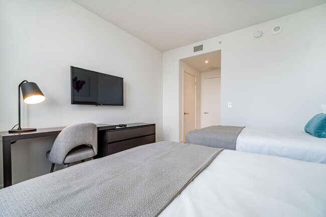 Building Photo - 2721 Hallandale Beach Blvd