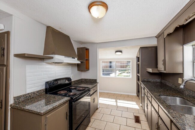 Building Photo - 4 Bedroom, 2 Bathroom in Adamsville