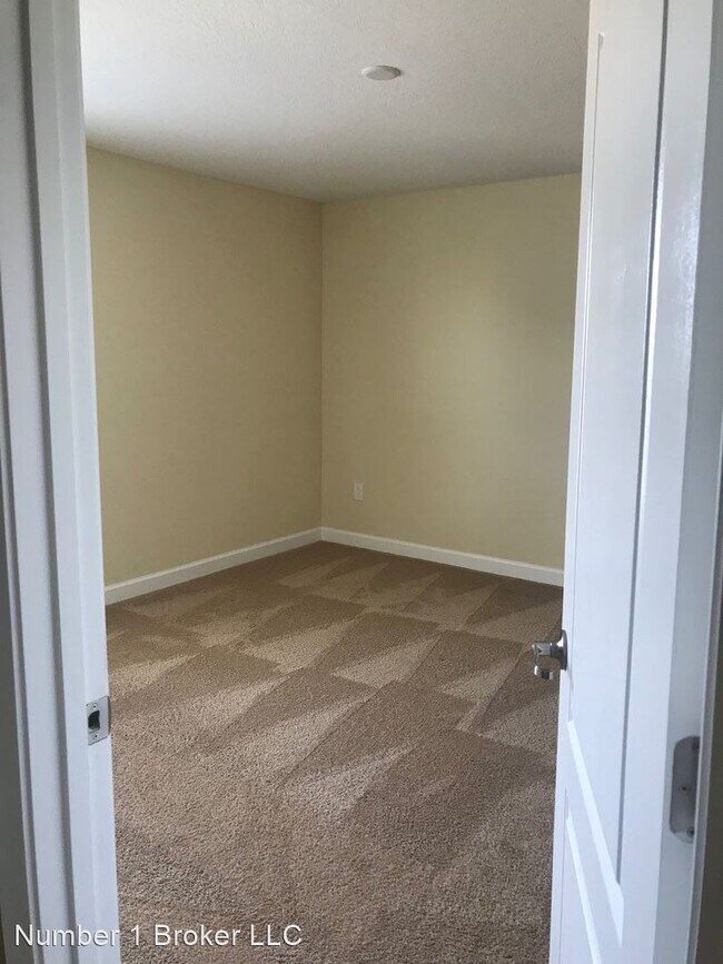 Building Photo - 5 br, 3.5 bath House - 15072 Evergreen Oak...
