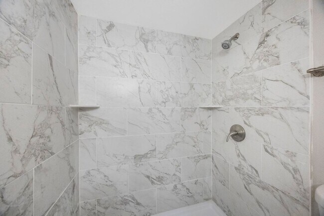 Building Photo - Newly Renovated 2 bedroom 2 bath within wa...