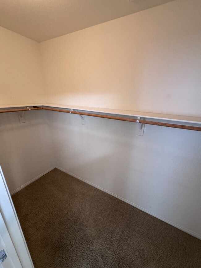 Building Photo - Centennial Hills 4-bedrooms with 2.5 bath