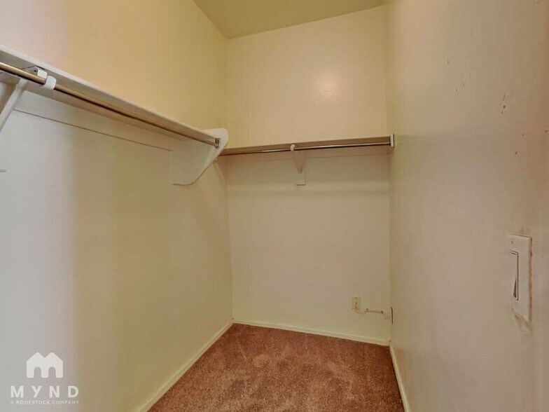 Building Photo - 8028 W Forest Grove Ave