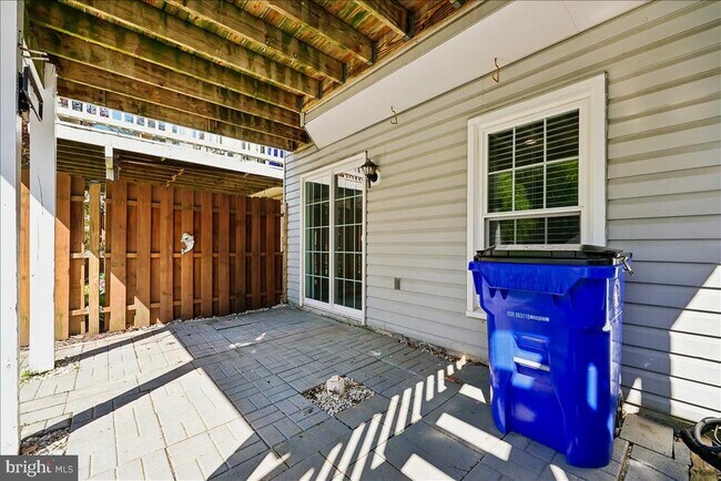 Building Photo - 6630 Commodore Ct