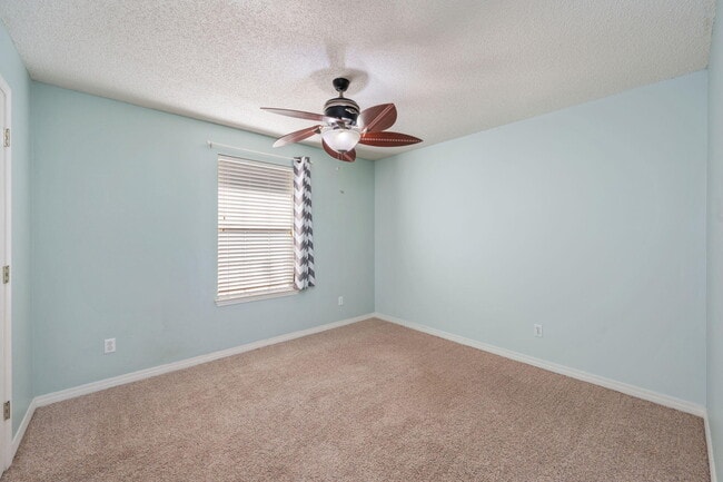 Building Photo - 2702 Beacon Ct