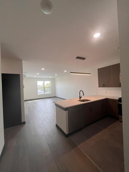 Building Photo - 130 Mallory Ave