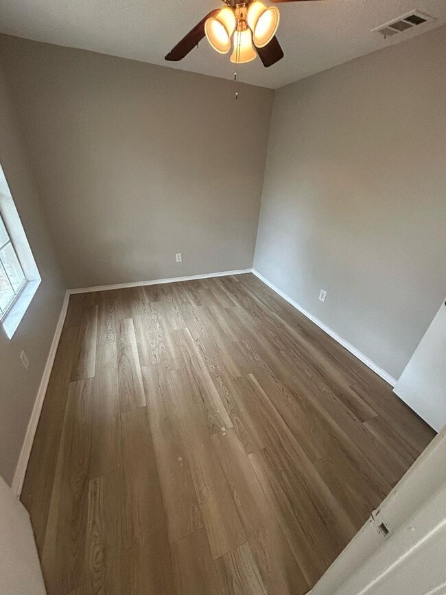 Building Photo - An unbeatable location that offers both convenience and luxury.