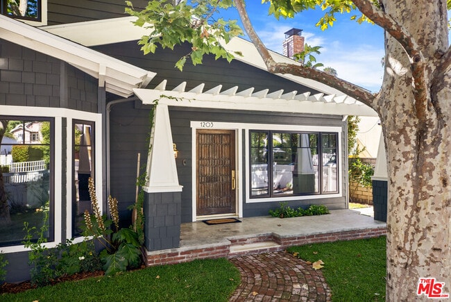 Building Photo - 1203 N Poinsettia Pl