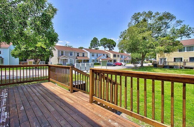 Building Photo - 912 Pineland Ave
