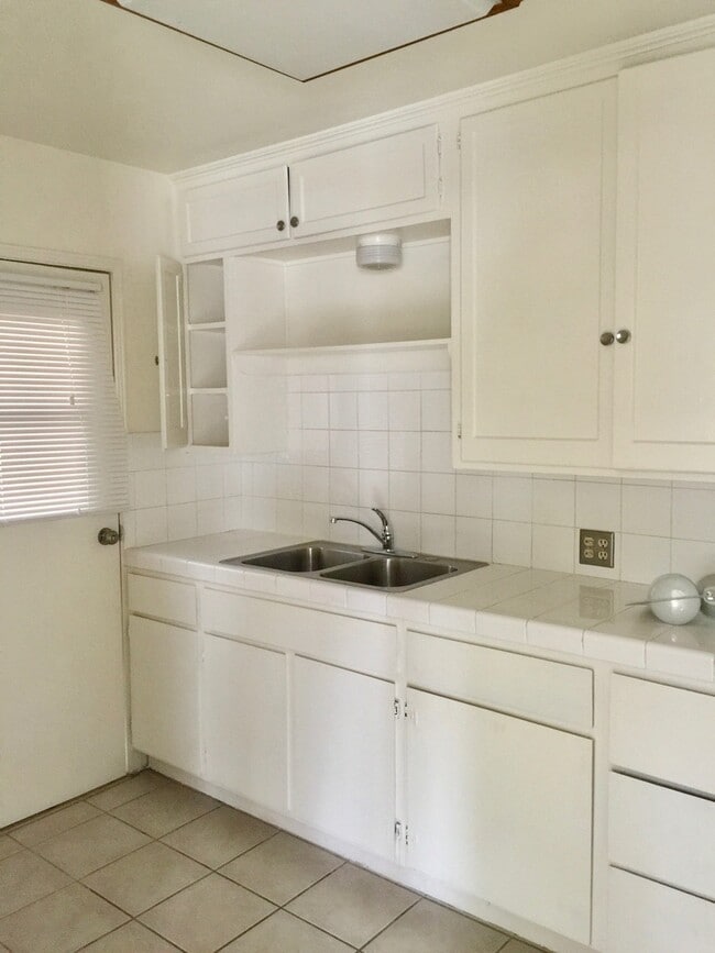 Building Photo - 4 BEDROOM 2 BATH HOUSE