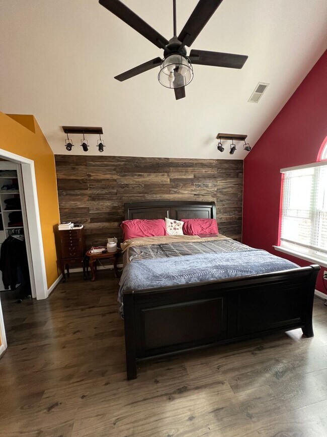 Building Photo - Stunning 2 bedroom and 3 Bathroom Townhome Style Condo / w Pool