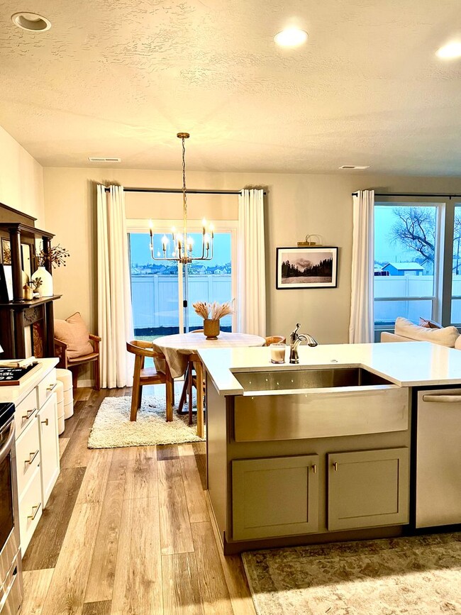 Building Photo - 3 Bedroom 2.5 Bath w/Community Pool AVAILA...