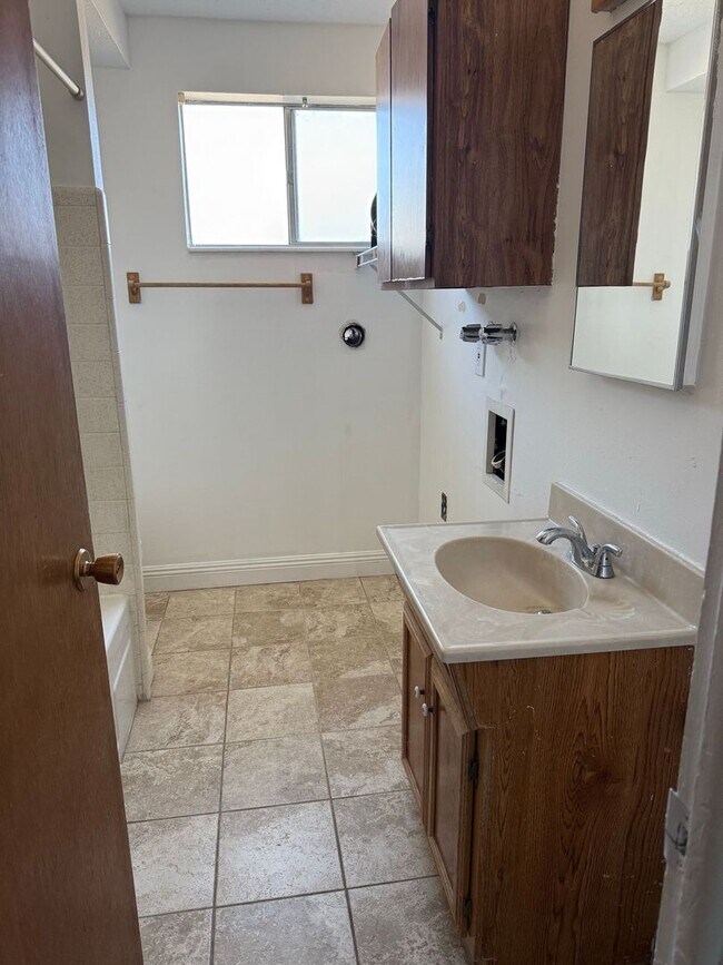 Building Photo - SINGLE FAMILY HOUSING -  2 bed/1 bath in Orem