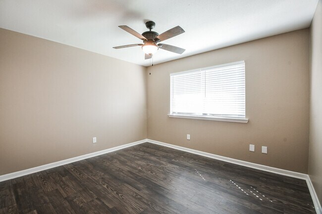 Building Photo - 21 Pineash Ct