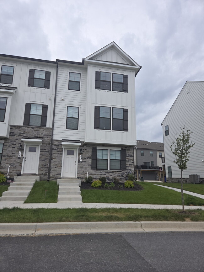 Building Photo - "Experience Modern Comfort: Mostly Furnished 3-Bed, 3.5-Bath Townhouse in Renn Quarter"