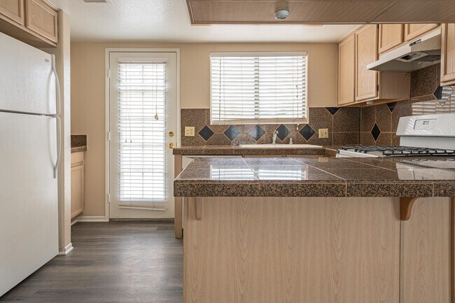 Building Photo - 450 Tava Ln