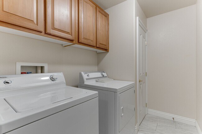 Building Photo - Modern Two-Story Home with Stylish Kitchen...