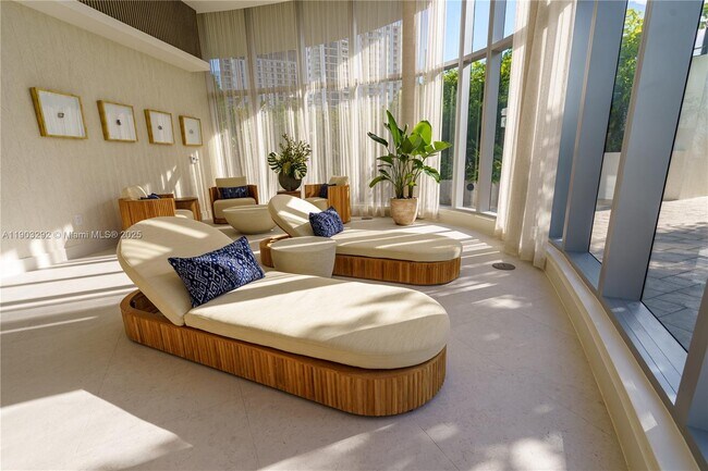 Building Photo - 700 NE 24th St