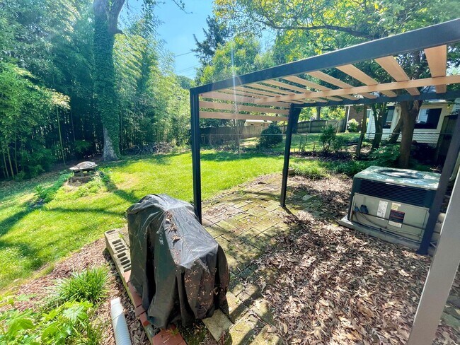 Building Photo - Beautiful 3 Bed 1 Bath Home Located near target shopping center off of Battleground in desirable ...