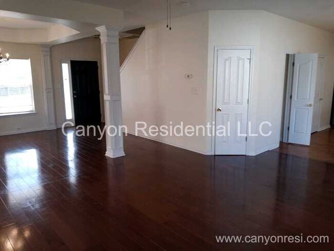 Building Photo - Beautiful, spacious 3-bedroom house with b...