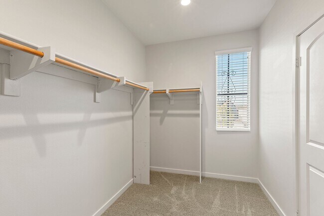 Building Photo - Comfort Meets Coastal Living 4 Bed 2.5 Bath in Oceanside!