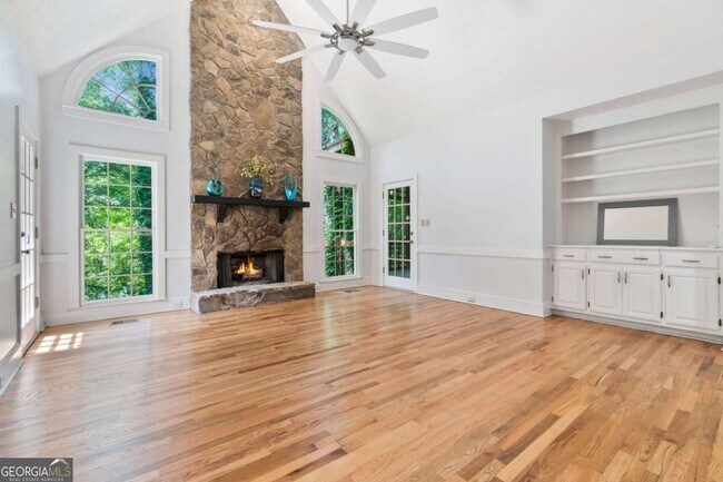 Building Photo - 275 Sageglen Rd