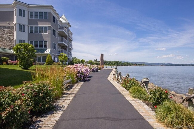 Building Photo - 1321 Round Pointe Dr