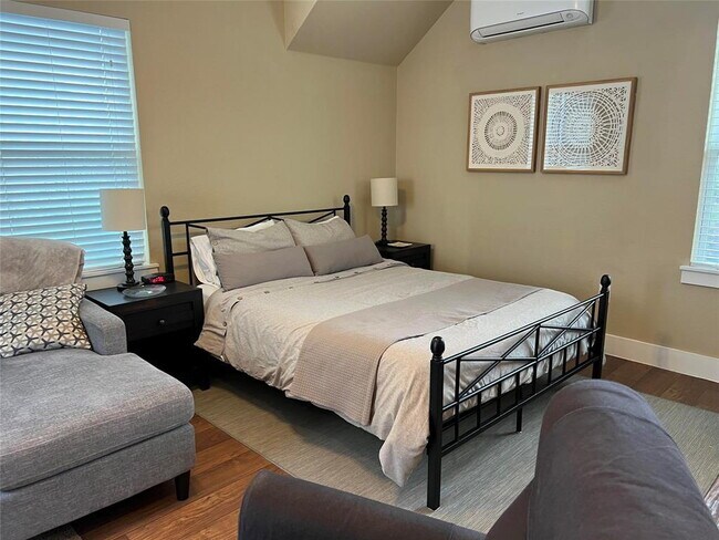 Building Photo - Modern Garage Apartment in Crestview Neighborhood!  Fully Furnished