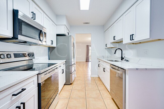 Building Photo - Beautiful Two-Story Townhome in Ormond Beach