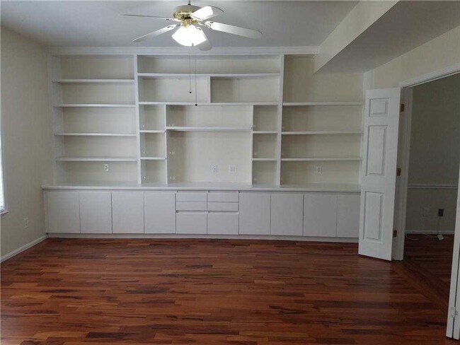 Building Photo - 6000 Carlow Ct SE