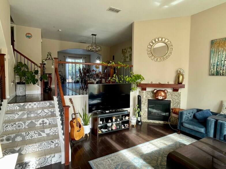 Building Photo - 353 Esfahan Ct