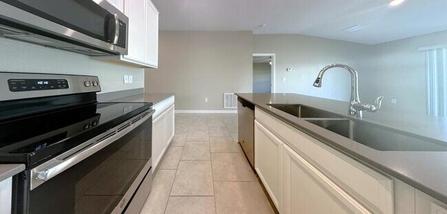Building Photo - 272 Bergamot Lp