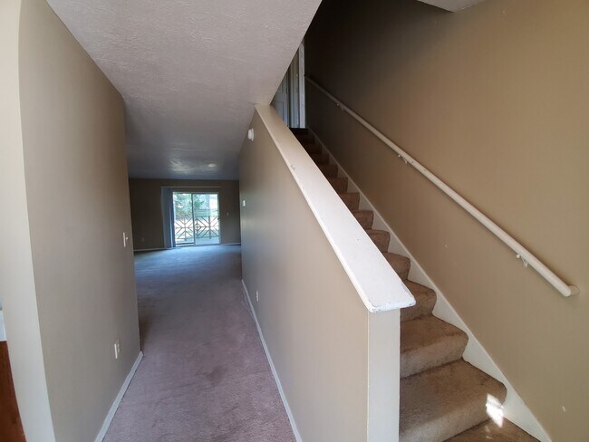 Building Photo - 4 Bedroom Available in July