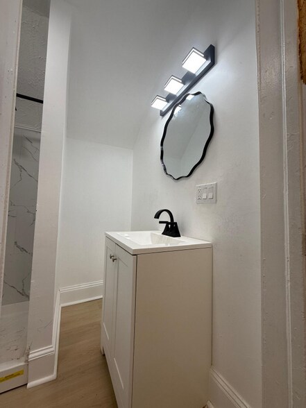 Building Photo - 1447 W 101st St