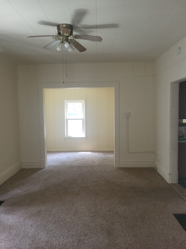 Building Photo - 392 Meek St