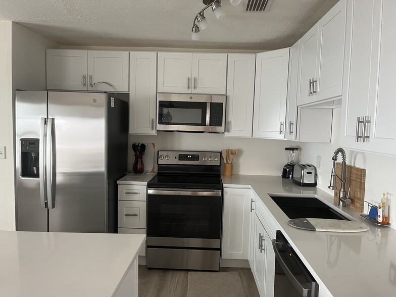 Building Photo - 5132 Beach Dr SE