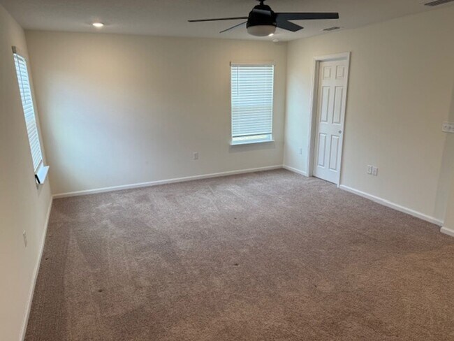 Building Photo - Like New 4/2 Lake Asbury