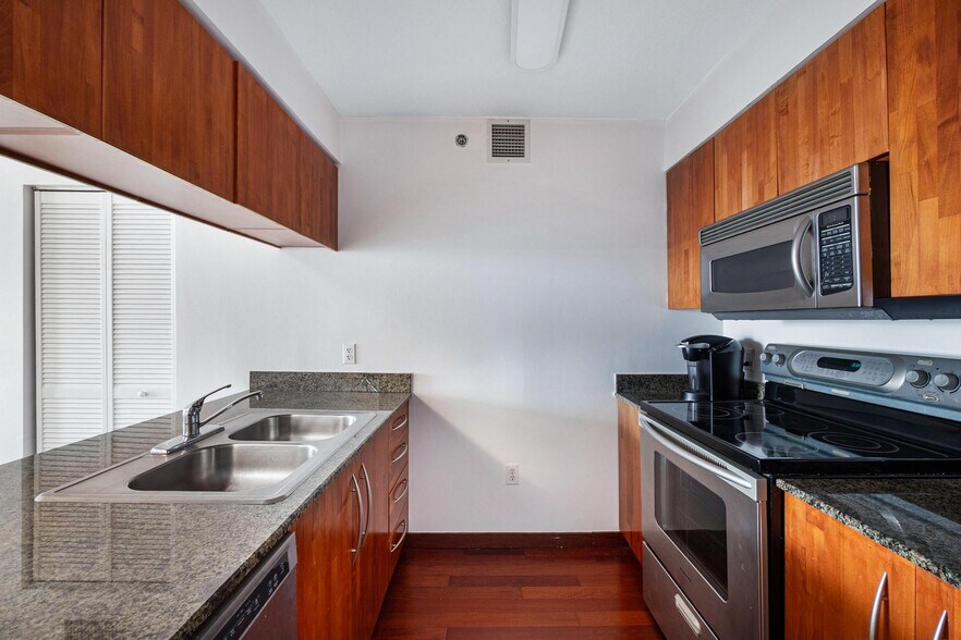 Building Photo - 1200 Brickell Bay Dr