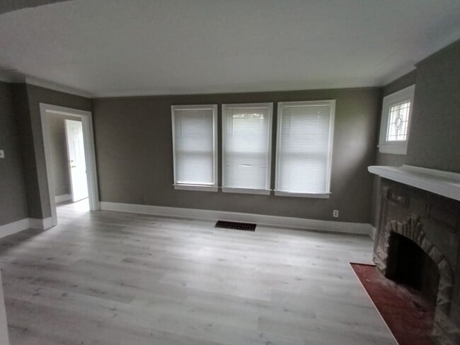 Building Photo - 4 bedroom 2 bath brick colonial NOW AVAILA...