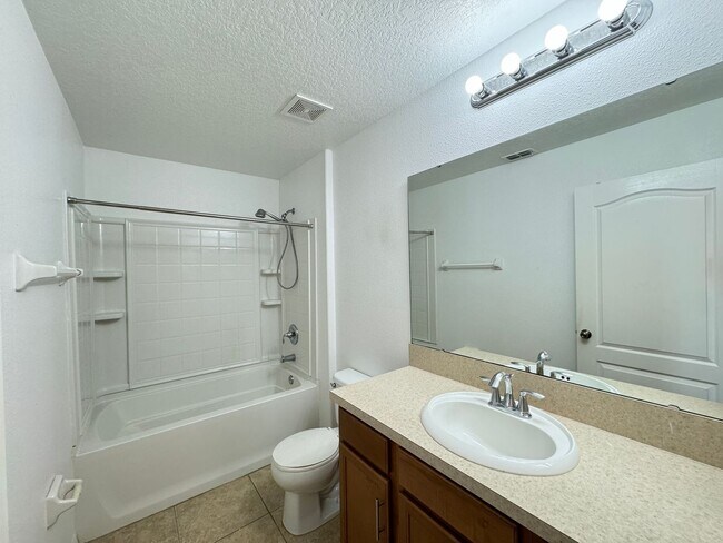 Building Photo - Great Townhome Close to Winter Garden vill...