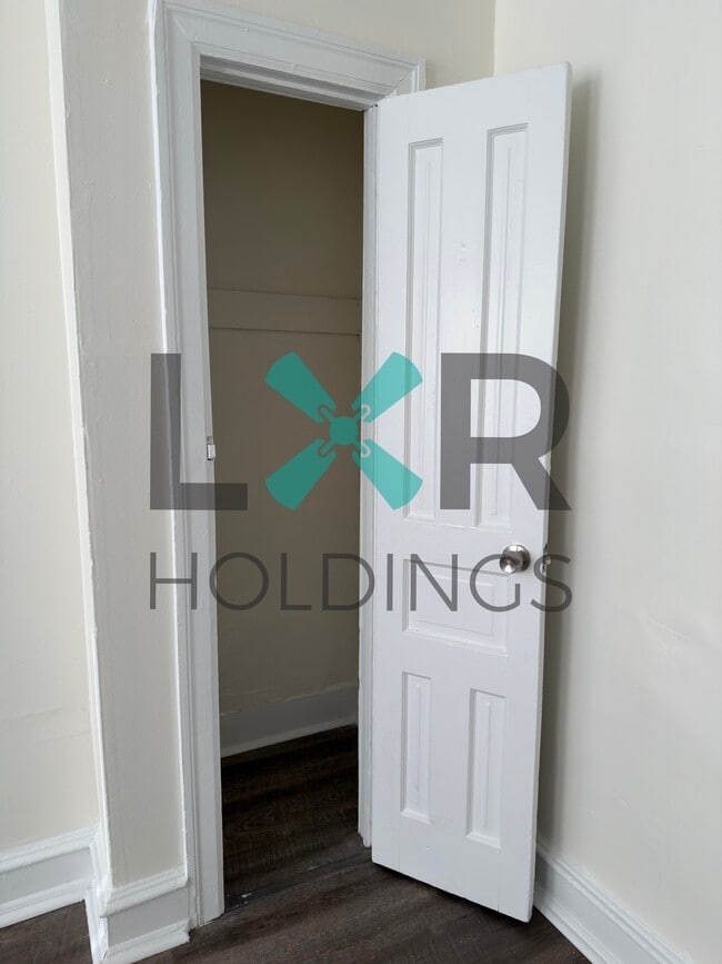 Building Photo - 917 Pembroke Ave